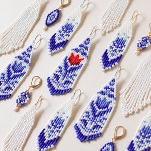 Afbeelding met het overzicht van de nieuwe collectie oorbellen van KESHI studio. De Holland collectie kenmerkt zich door de speelse ontwerpen in delftsblauwe tinten en zijn gebaseerd op de tuinen van Paleis het Loo in Apeldoorn.