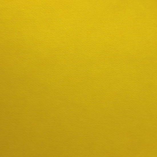 Polkadot oorbellen in zwart en wit met een gouden driehoek. gemaakt van kleine kraaltjes. oorbellen komen van bovenaf langzaam het beeld in en worden bewogen waarna ze weer uit beeld verdwijnen. handgemaakte oorbellen.