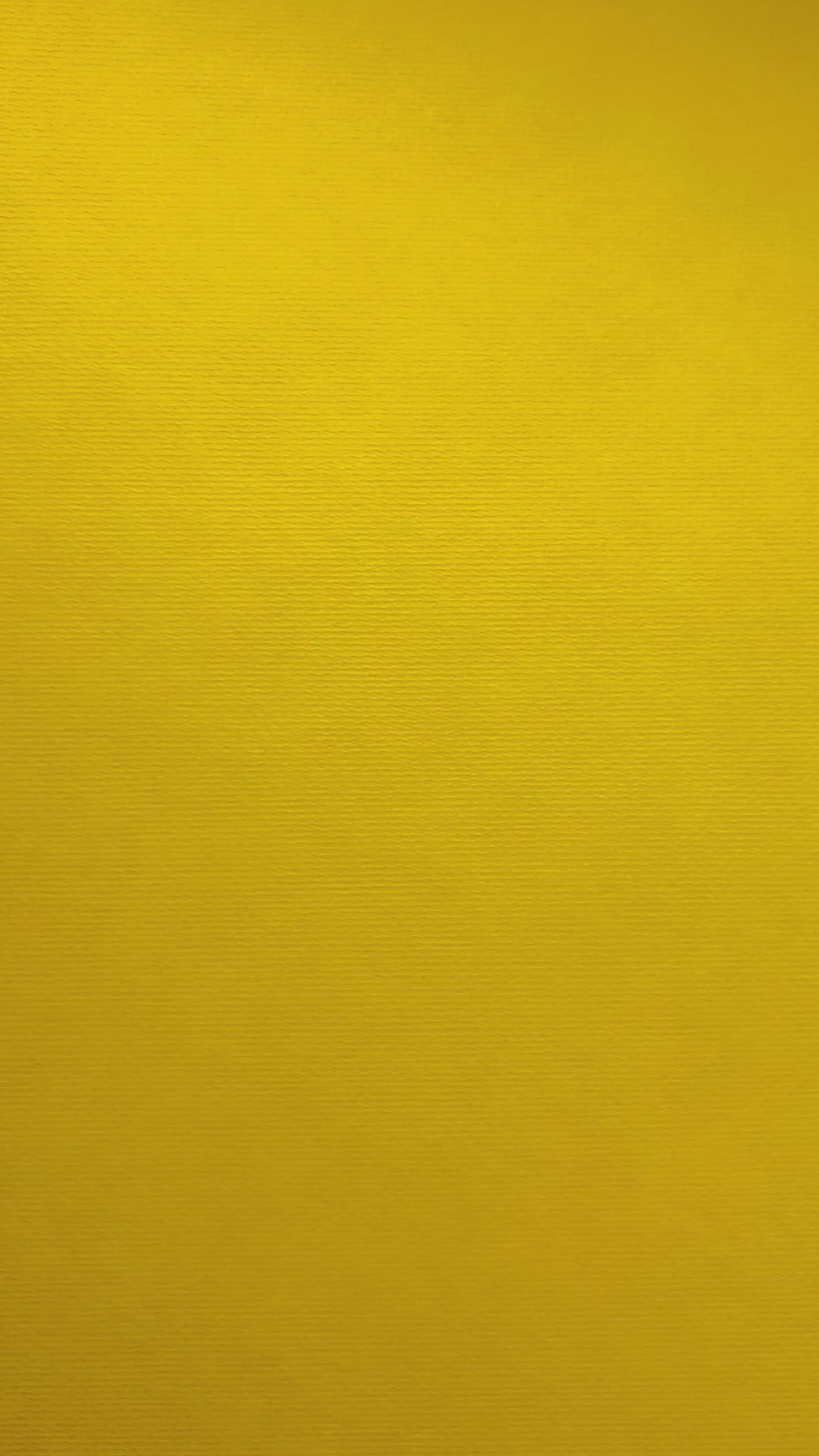 Polkadot oorbellen in zwart en wit met een gouden driehoek. gemaakt van kleine kraaltjes. oorbellen komen van bovenaf langzaam het beeld in en worden bewogen waarna ze weer uit beeld verdwijnen. handgemaakte oorbellen.