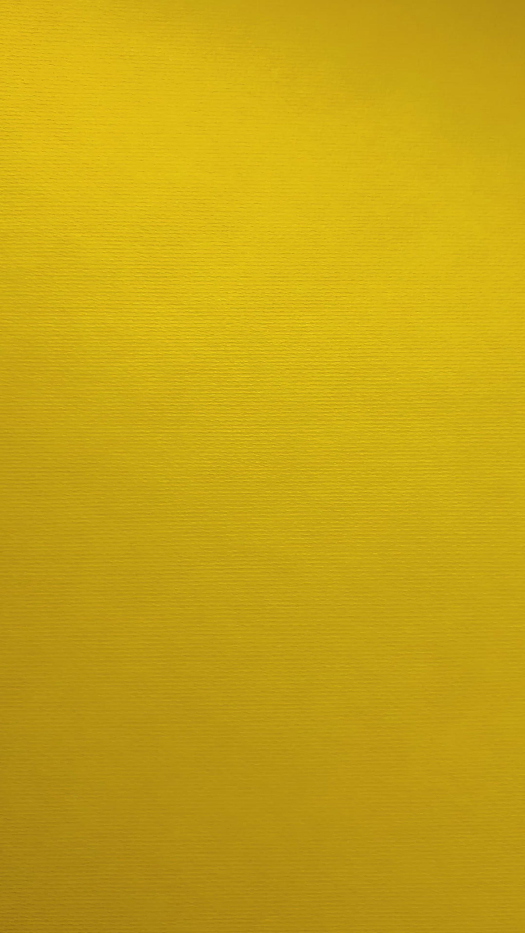 Polkadot oorbellen in zwart en wit met een gouden driehoek. gemaakt van kleine kraaltjes. oorbellen komen van bovenaf langzaam het beeld in en worden bewogen waarna ze weer uit beeld verdwijnen. handgemaakte oorbellen.