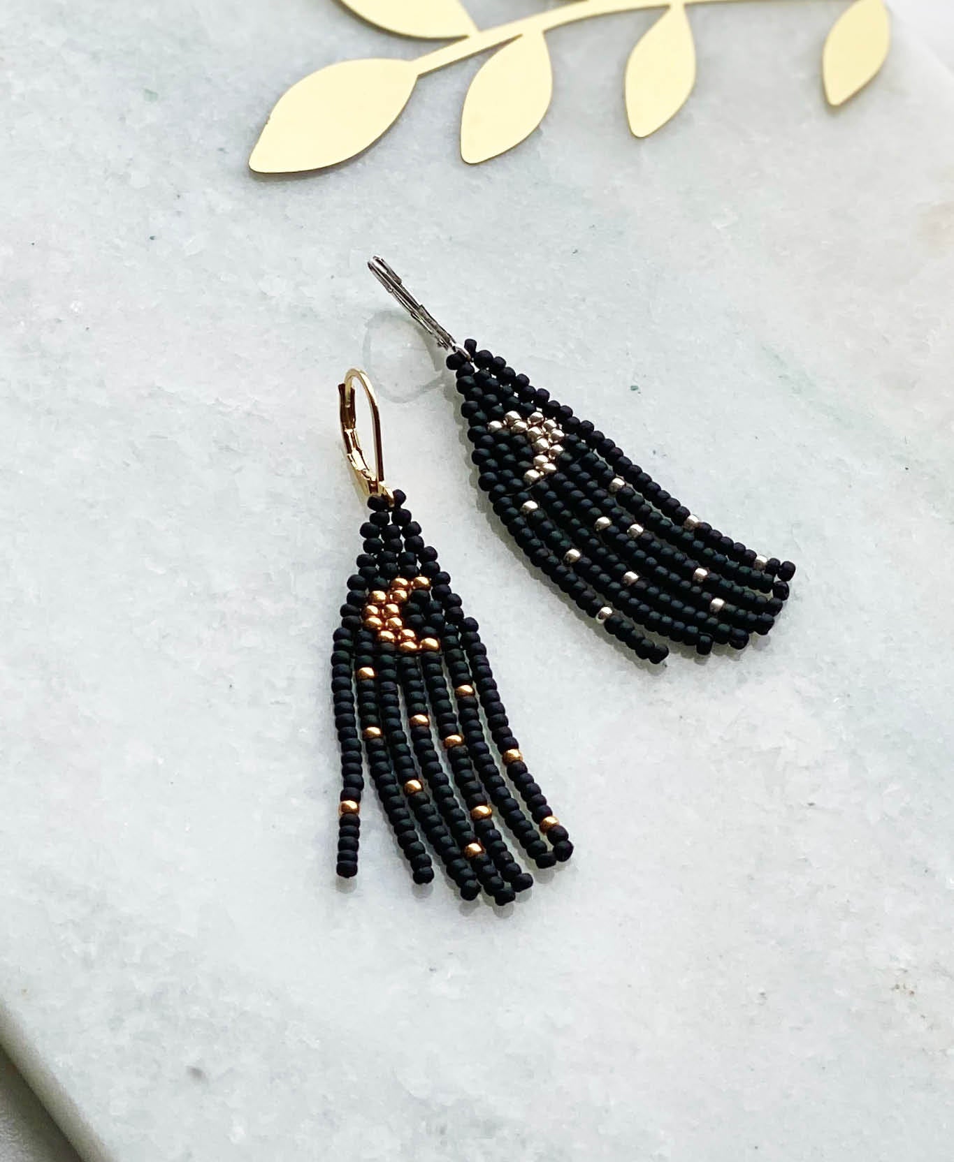 Oorbellen • Tiny Moon, zwart, goud